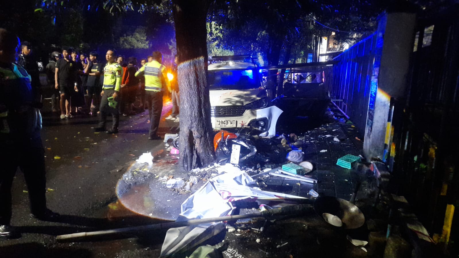LAKA MAUT: Mobil Ertiga warna putih yang menabrak rombong nasi goreng, Senin dini hari (23/2). Pedagang nasgor yang berusia 19 tahun tewas di tempat.&nbsp;