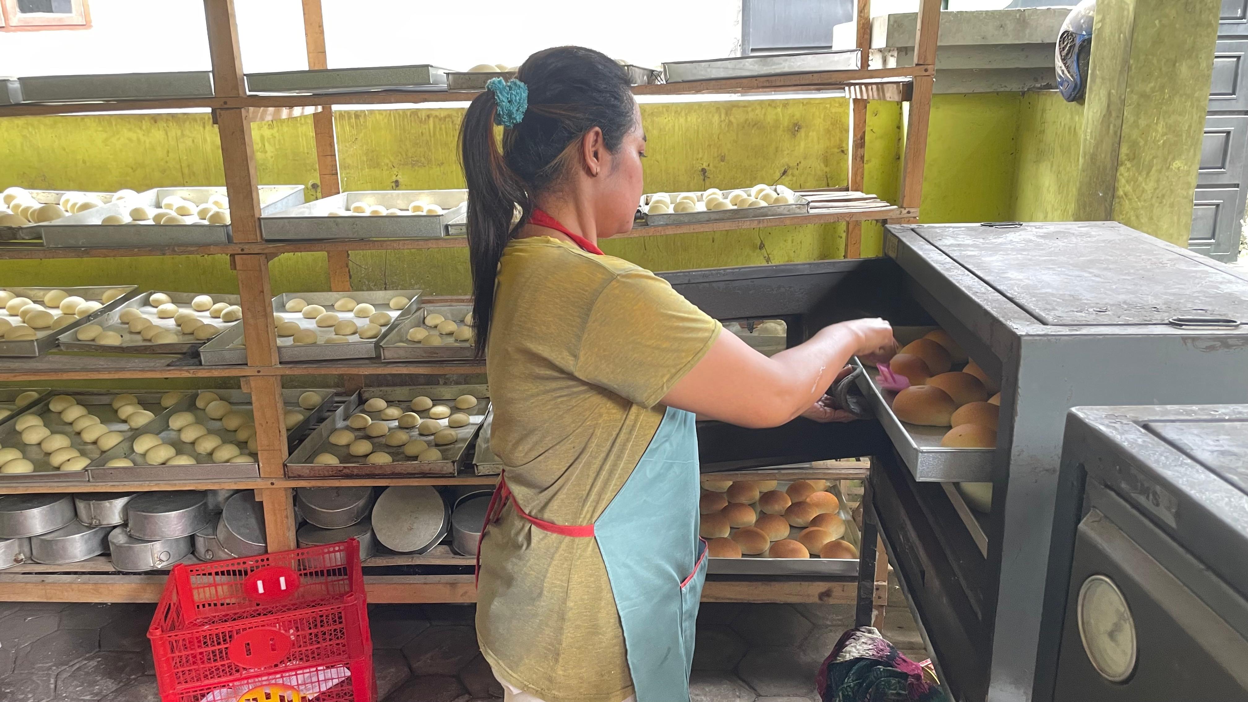 PRODUKSI: Karyawan salah satu UMKM di Lumajang sibuk memproduksi ribuan roti untuk suplai ke sejumlah SPPG, kemarin.(ADE APRYANIS/RAME)