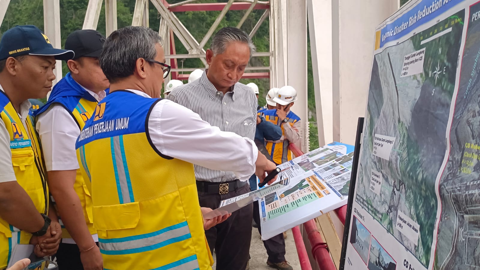 CEK: Menteri Pekerjaan Umum Republik Indonesia Dody Hanggodo bersama rombongan mengecek langsung kualitas Jembatan Gladak Perak, akhir pekan kemarin.(ATIEQSON MAR IQBAL/RAME) 