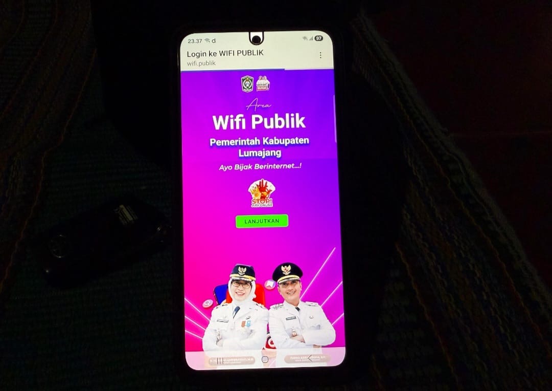 KONEKSI: Pemkab Lumajang pasang empat titik wifi di Alun-alun untuk mempermudah akses warga.(ADE APRYANIS/RAME) 