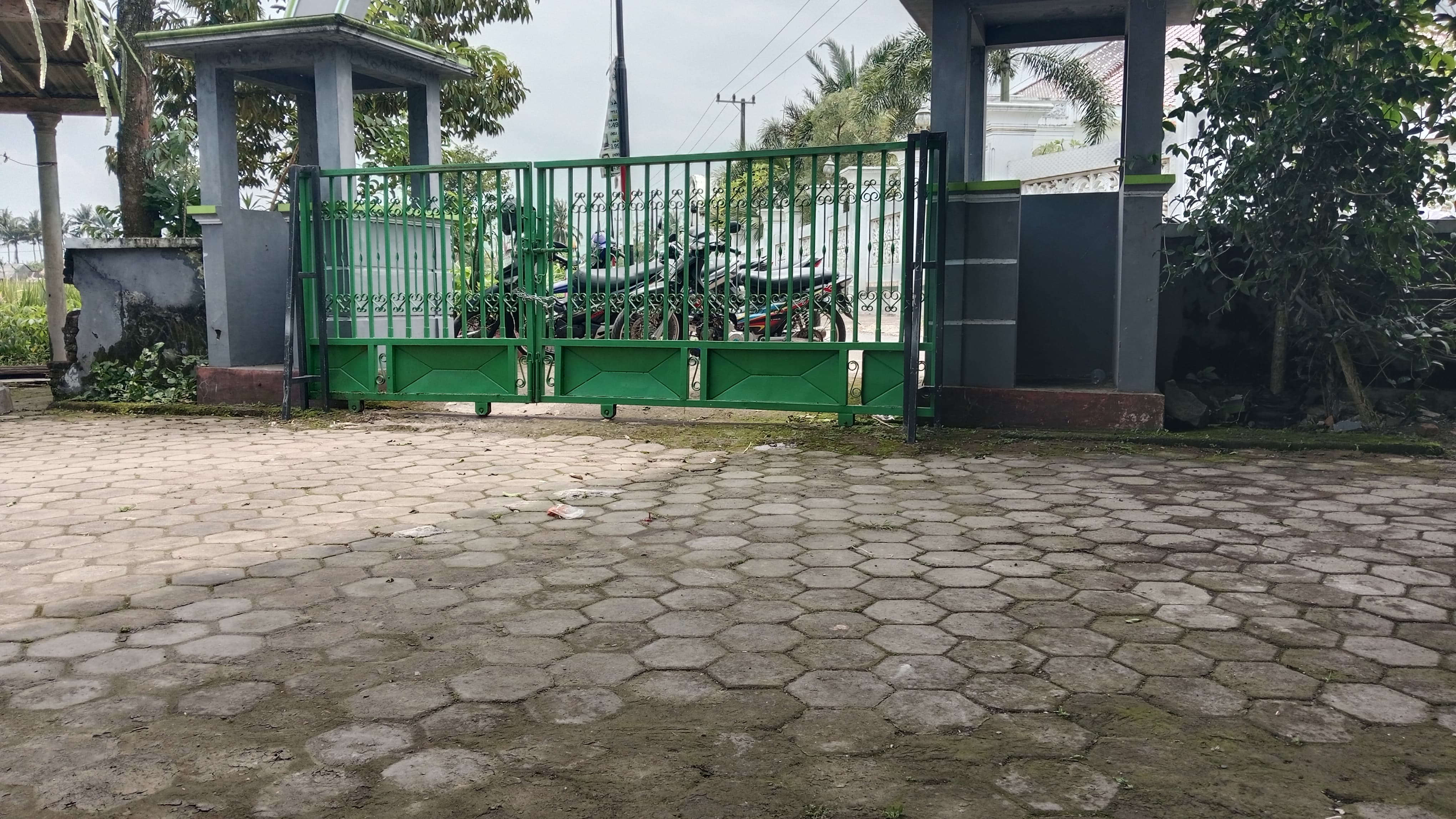 DIGEMBOK: Kondisi pagar utama Masjid Nurul Iman yang berada di Desa Karanganyar, Kecamatan Tegalampel tertutup rapat.