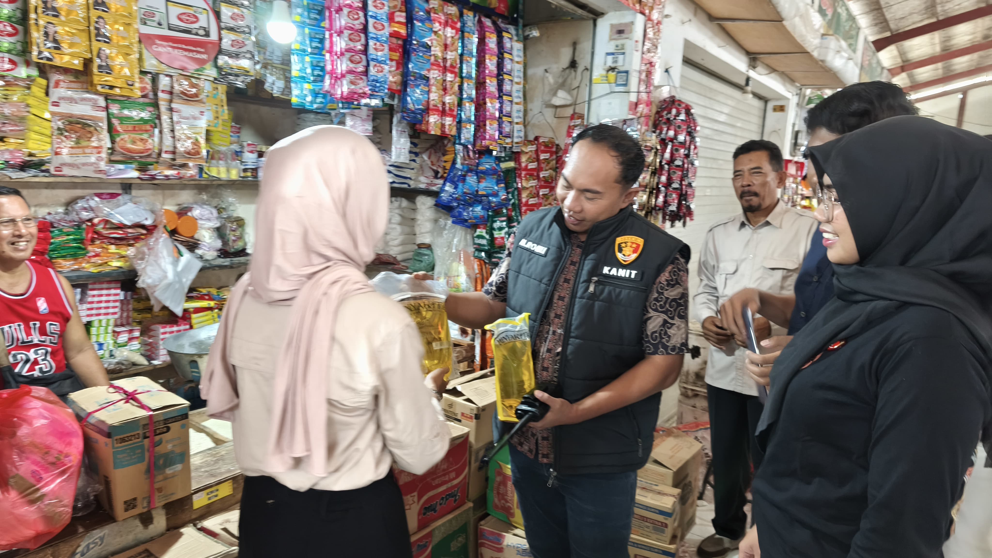 SIDAK: IPDA Mustaqim Romli Kanitreskrim Polsek Patrang saat melakukan sidak harga bahan pangan di Pasar Kreongan, Kelurahan Jember Lor, Kecamatan Patrang pada Jumat (20/2).  