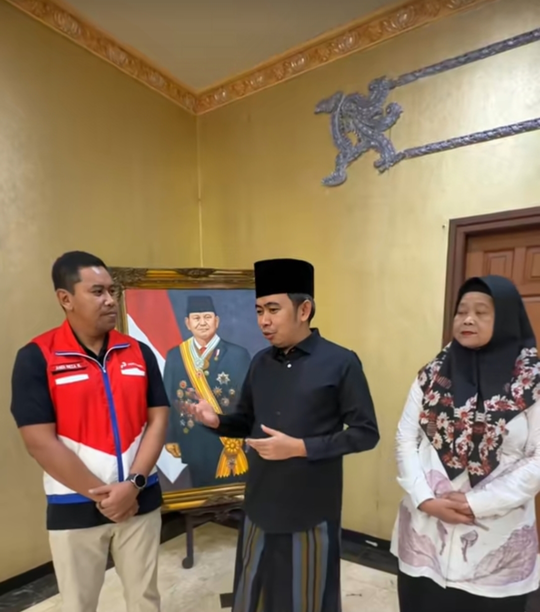 BERI PENJELASAN: Bupati Fawait, saat memberikan keterangan terbuka terkait ketersediaan stok gas melon, belum lama ini (21/2).&nbsp;