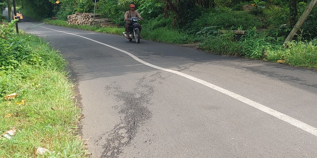 AMBLES: Jalan penghubung Kelurahan Kebon Agung, Kaliwates dengan Desa Karangpring, Kecamatan Sukorambi kini kondisinya sudah ambles. (JUMAI/RJ)  