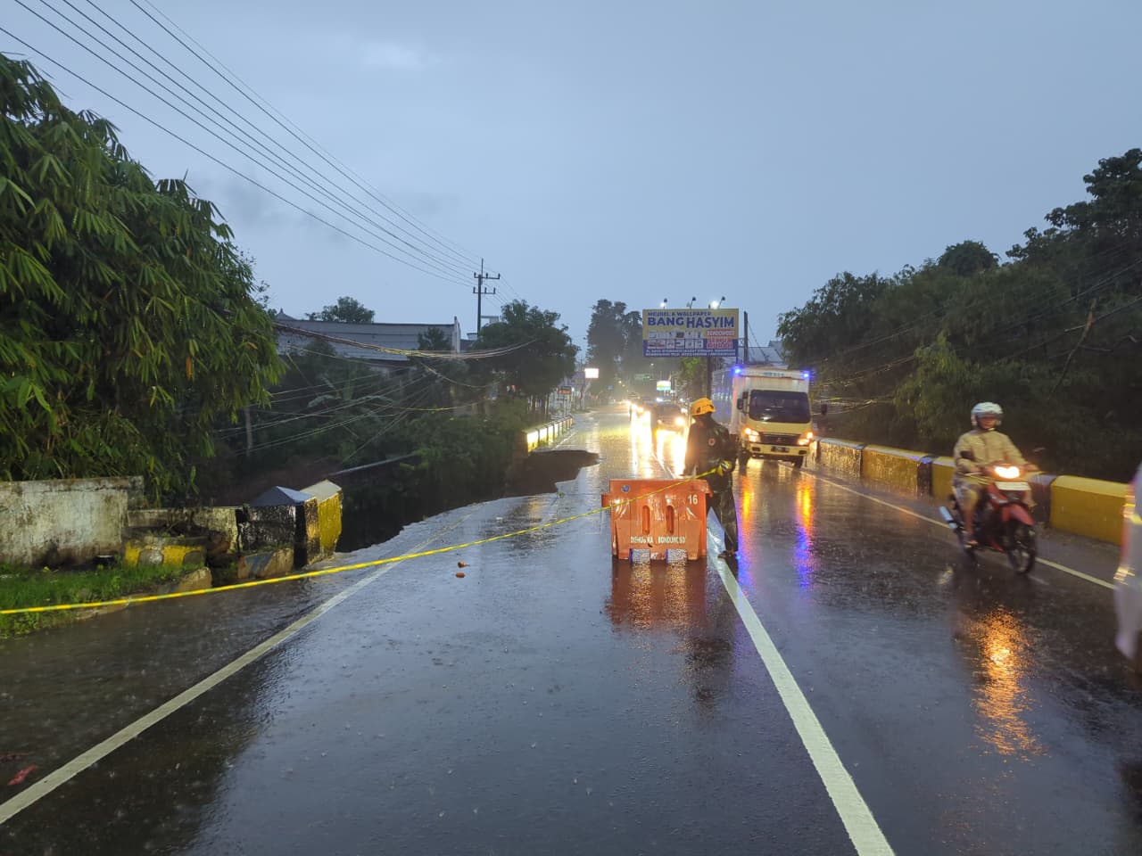 AMBRUK:Kondisi terbaru jembatan nangkaan ambruk akibat hujan deras (DOK:RADAR IJEN)