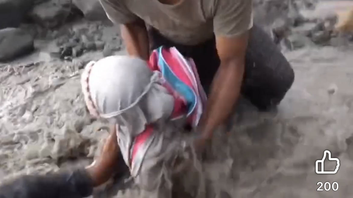 TERSERET: Warga yang melintas aliran lahar di Kali Regoyo terjatuh dan terseret banjir. (TANGKAP LAYAR)  