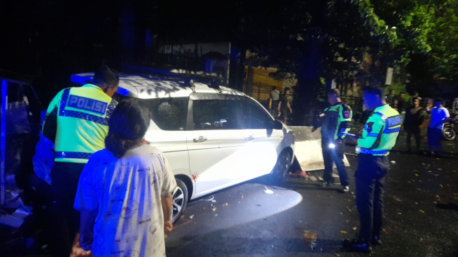 DATANGI TKP: Anggota Laka Satlantas Polres Jember saat mendatangi lokasi kecelakaan Suzuki Ertiga di Jalan Gajah Mada, Kelurahan/ Kecamatan Kaliwates, Jember Senin (23/2/2026) pukul 01.30 wib 
