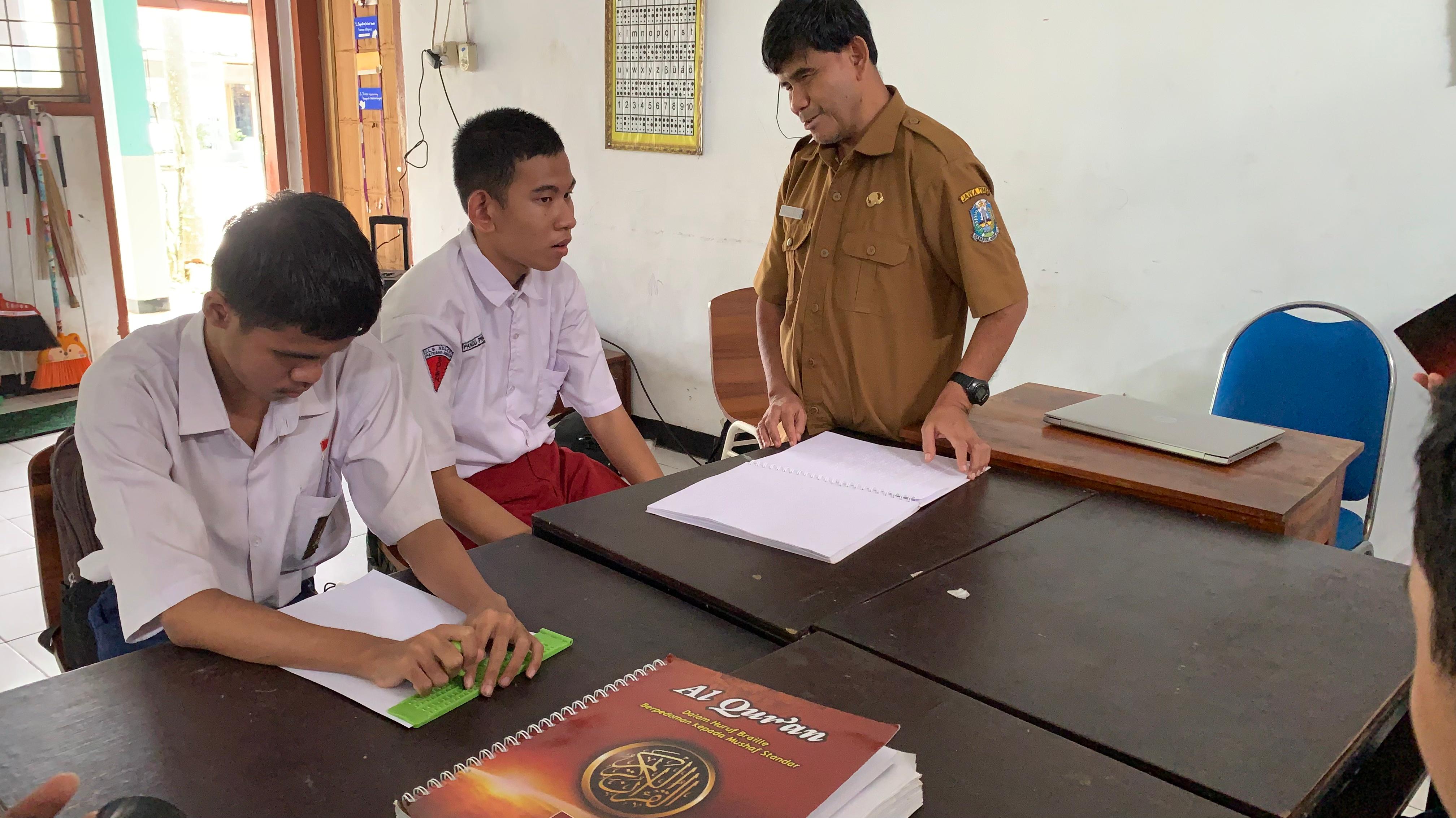 TUMBUH BERSAMA: Pengabdian Rachmat sepulang mengajar, mengajar Alquran braille untuk murid-muridnya sesama tuna netra. 