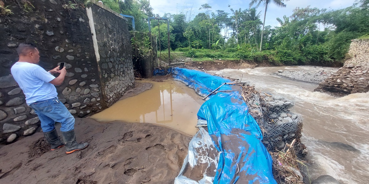 TERTUTUP PASIR: Pasangan bronjong di Dam Gluduk III, Desa Pakis, Kecamatan Panti, yang baru sepekan mengairi 98 hektar sawah kembali tertimbun pasir setelah Sungai Petung banjir, Minggu sore (22/2).