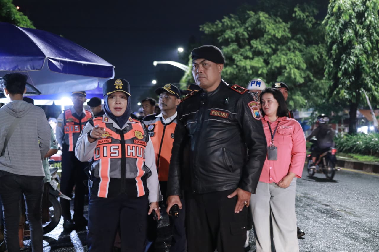 MULAI DITERTIBKAN: Petugas gabungan saat merazia parkir kendaraan yang diketahui di zona terlarang, Sabtu (21/2) malam.  