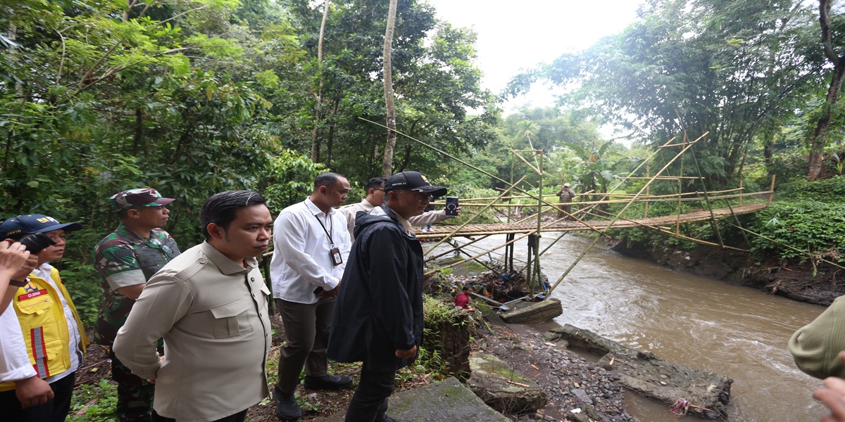 LIHAT LANGSUNG: Menteri Pekerjaan Umum Dody Hanggodo didampingi Bupati Jember Muhammad Fawait meninjau jembatan putus di Desa/Kecamatan Pakusari, Minggu (22/2). (SIDKIN/RJ)