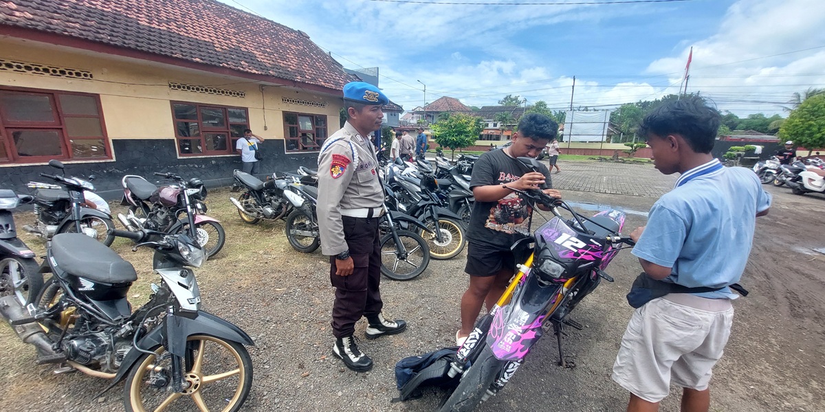 TERJARING OPERASI: Puluhan motor hasil razia balap liar diamankan di halaman Polsek Jenggawah. Pemilik diwajibkan mengembalikan kendaraan ke kondisi standar sebelum bisa dibawa pulang.  