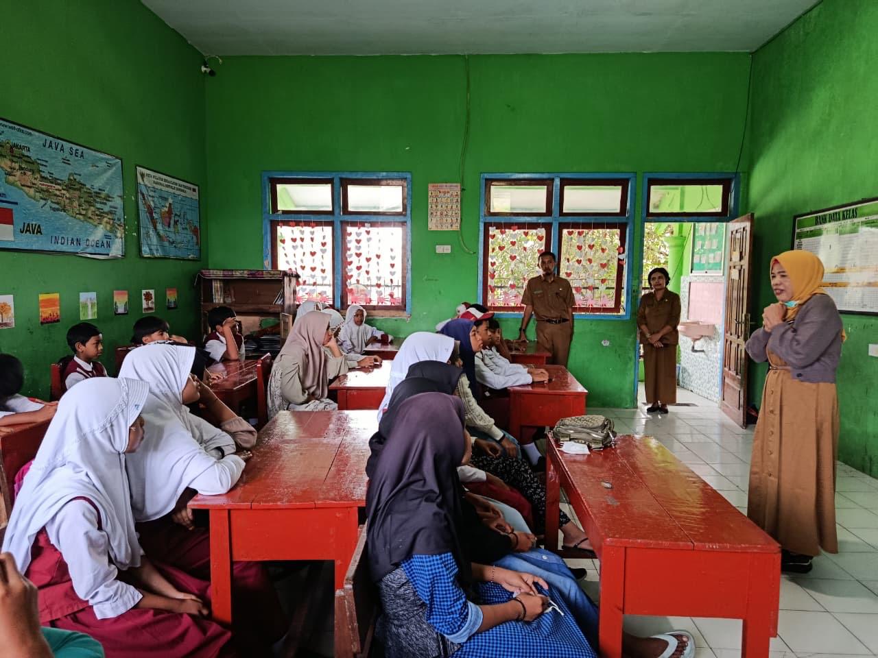 BERLANGSUNG: Proses kegiatan belajar mengajar di Lumajang selama ramadan mulai disesuaikan.(ADE APRYANIS/RAME) 
