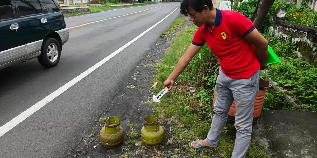 CEK: Polsek Sumbersuko saat melakukan olah TKP pencurian gas melon, kemarin.(POLRES LUMAJANG FOR RAME)