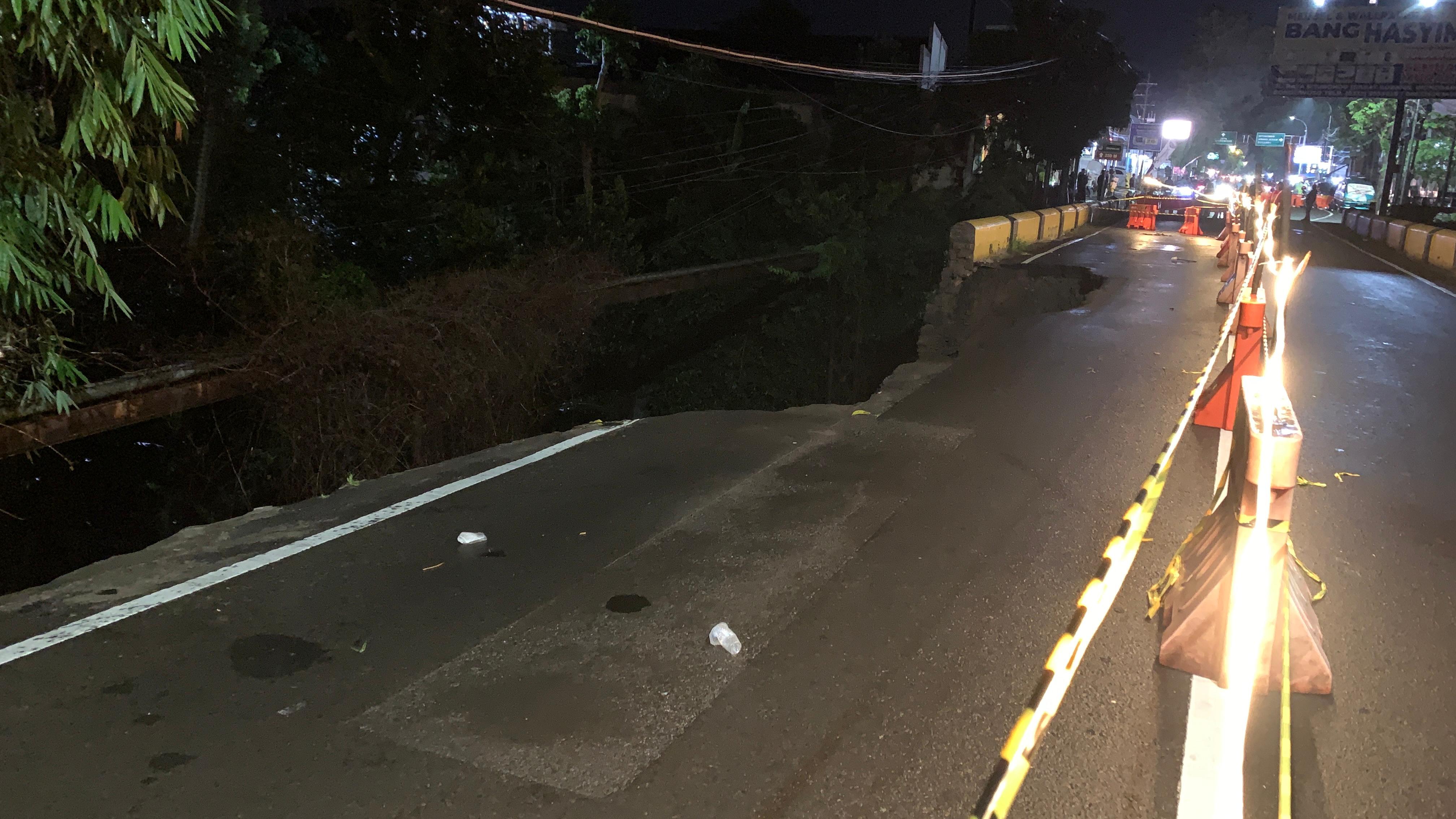 SUDAH TAK LAYAK: Jembatan peninggalan jaman Belanda tersebut seakan sudah tak layak dilintasi pengendara dengan beban tonase setiap harinya.