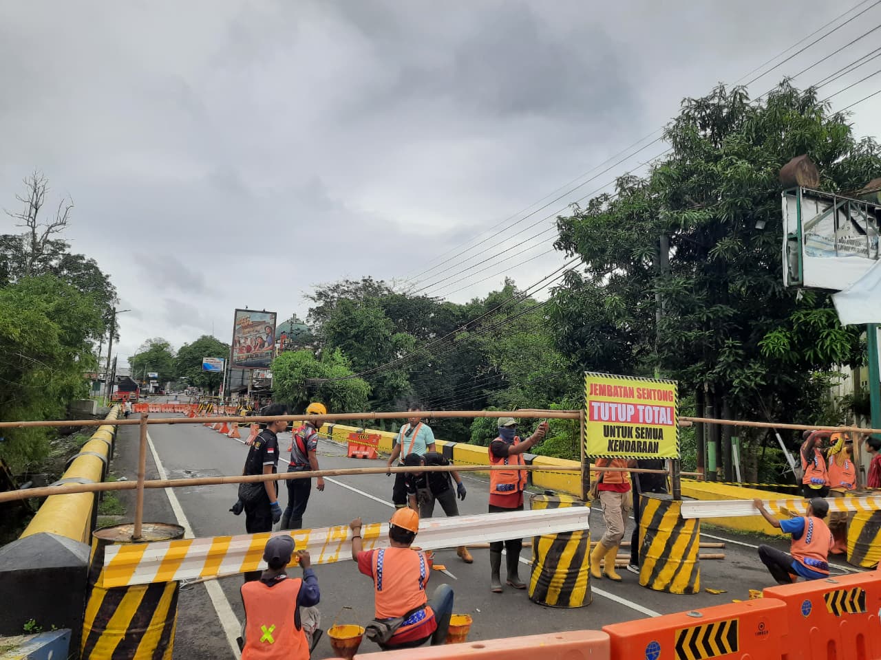 BERBAHAYA: Jembatan Sentong di jalan utama yang menghubungkan Bondowoso&ndash;Jember harus ditutup total, meski ambruk sebagian. Arus kendaraan dialikan ke Tamanan.