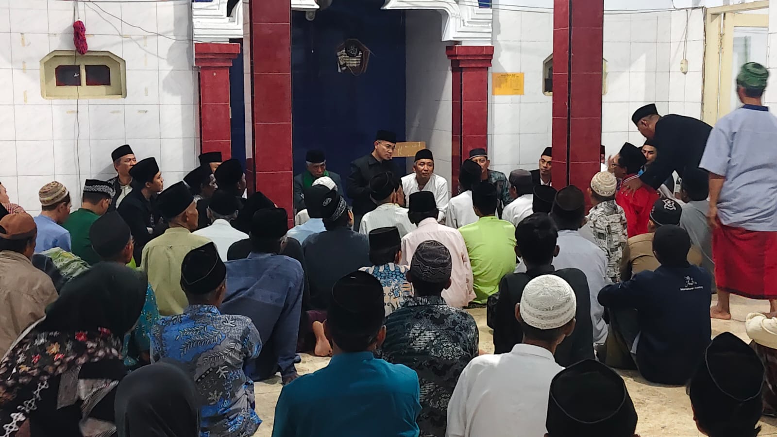 BERKUMPUL: Sejumlah tokoh dan warga saat musyawarah di Masjid Nurul Iman kemarin. Terkait konflik masjid tersebut yang masih ada masalah internal keluarga.  