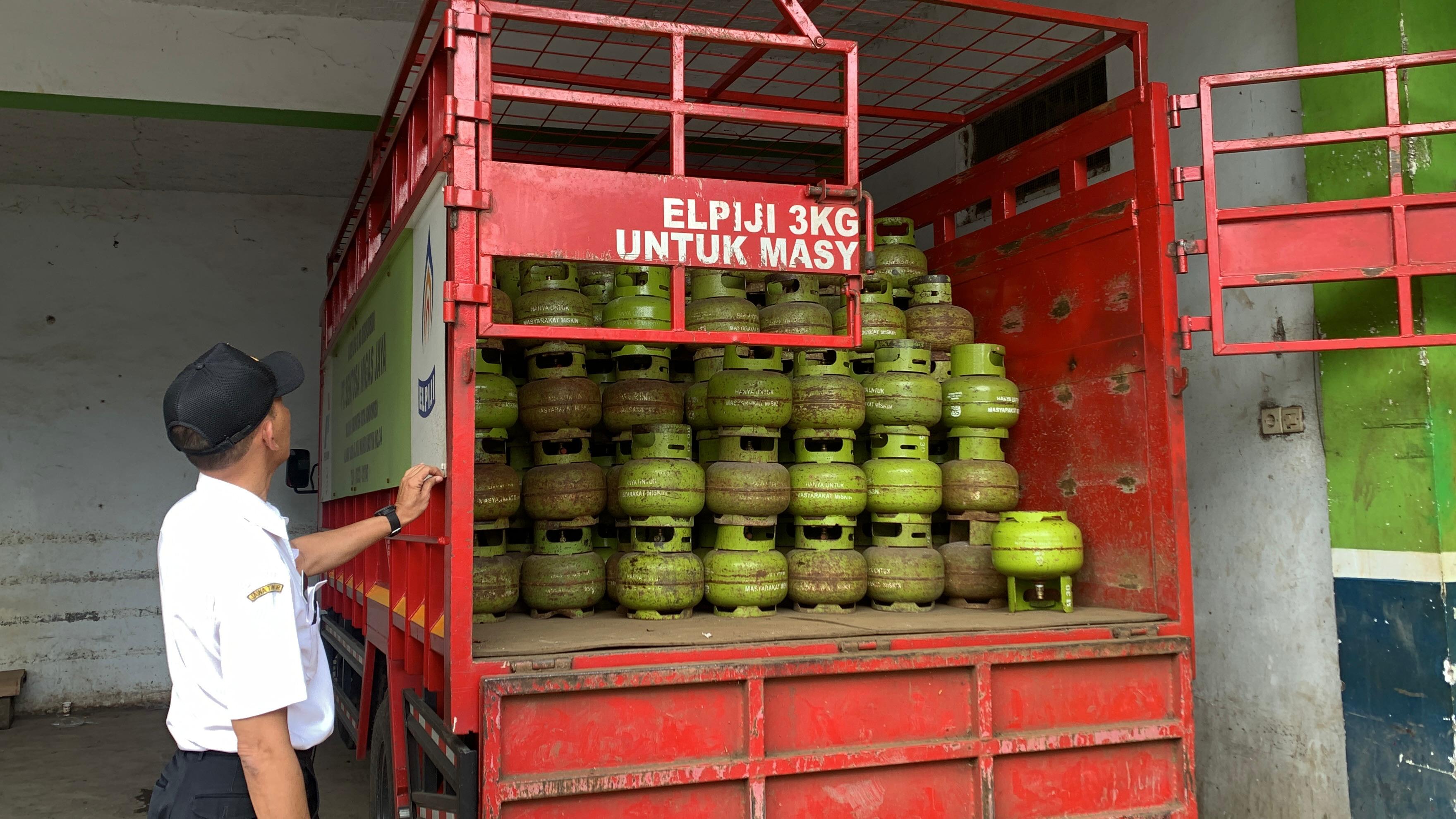 MELIMPAH: Meski alur distribusi mulai lancar, namun sejumlah pengecer masih ditemukan menjual diatas HET.