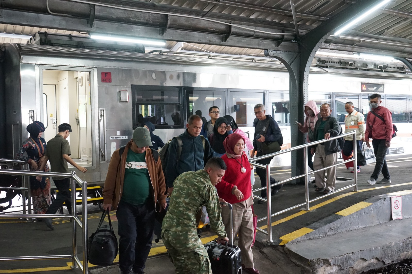 Situasi naik turunnya penumpang KA di peron Stasiun Jember. (DOK HUMAS DAOP 9)
