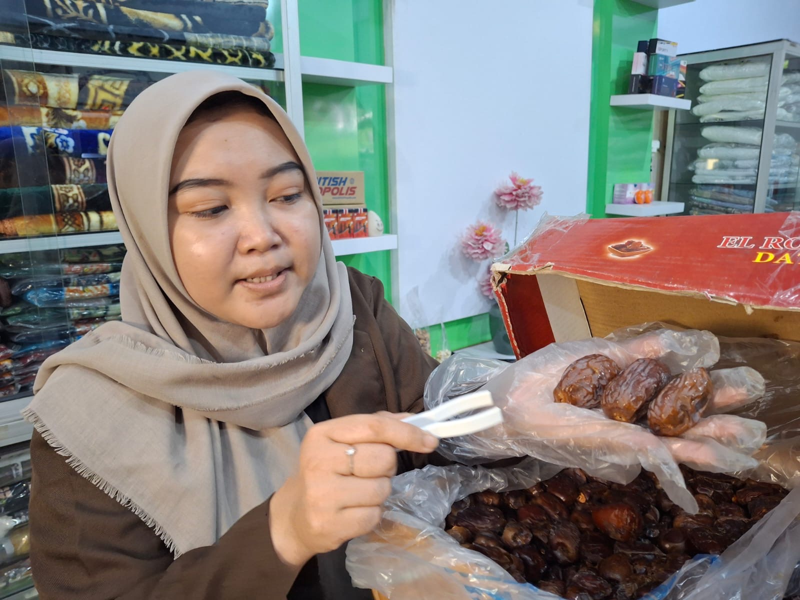 LARIS MANIS: Penjual kurma di Lumajang kebanjiran orderan saat memasuki musim Ramadan.(ADE APRYANIS/RAME) 
