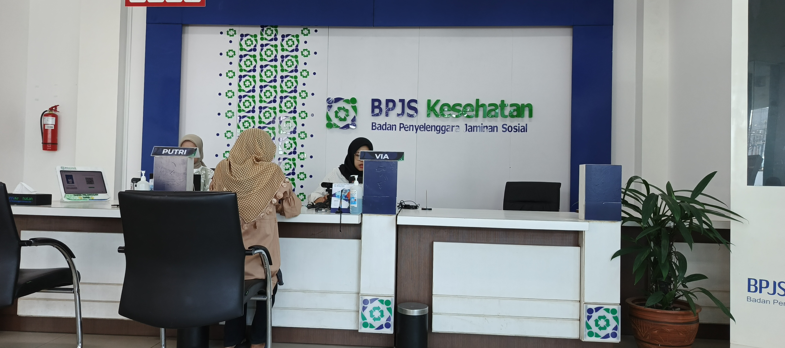 KANTOR BPJS: Sejumlah masyarakat saat mengurus administrasi di Kantor BPJS Kesehatan Jember.&nbsp;