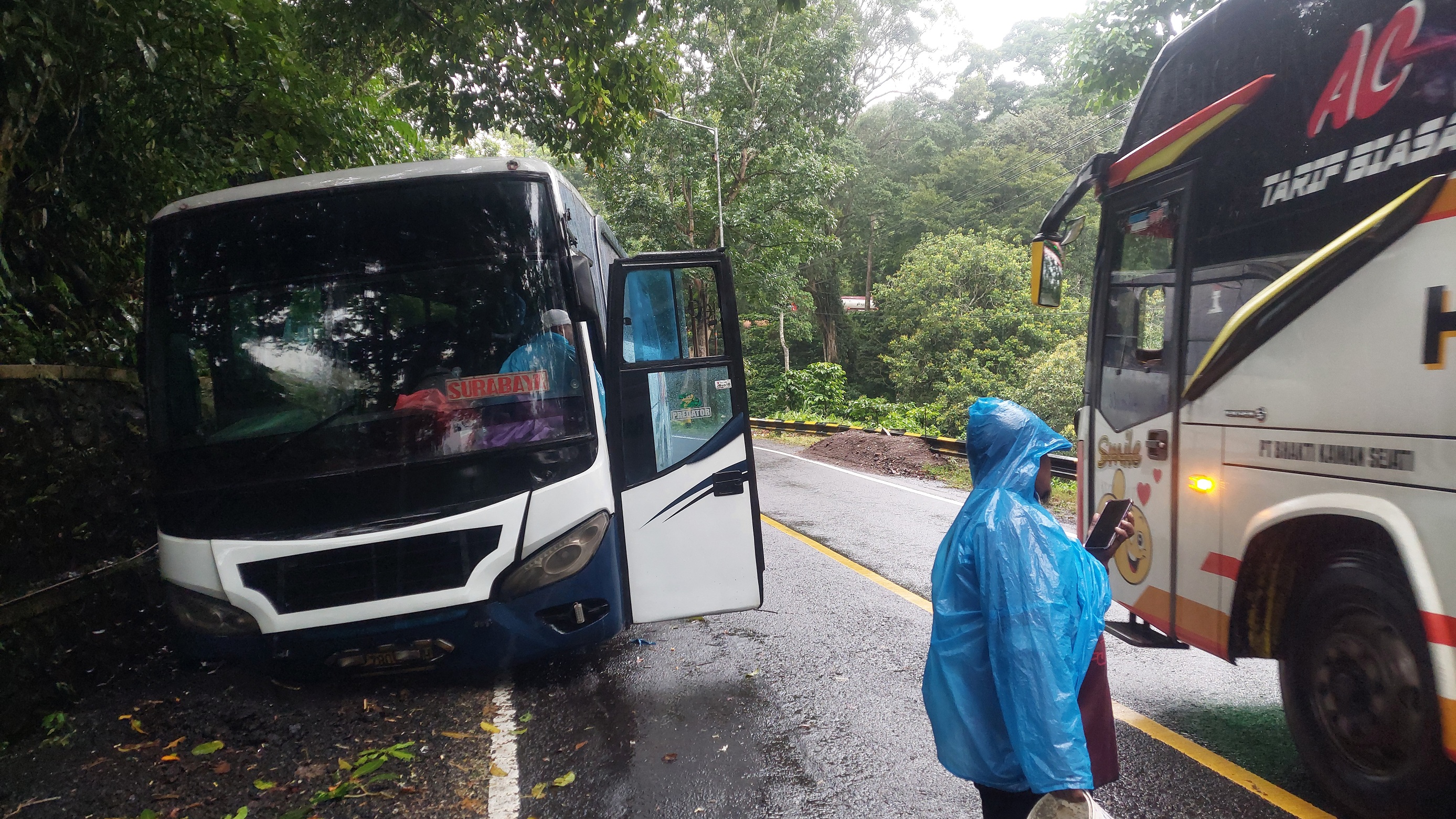 MASIH SELAMAT: Bus Anugerah Abadi nyaris terperosok setelah mengalami gangguan selang rem di Jalur Gumitir, Kecamatan Silo, Selasa (24/2). 
