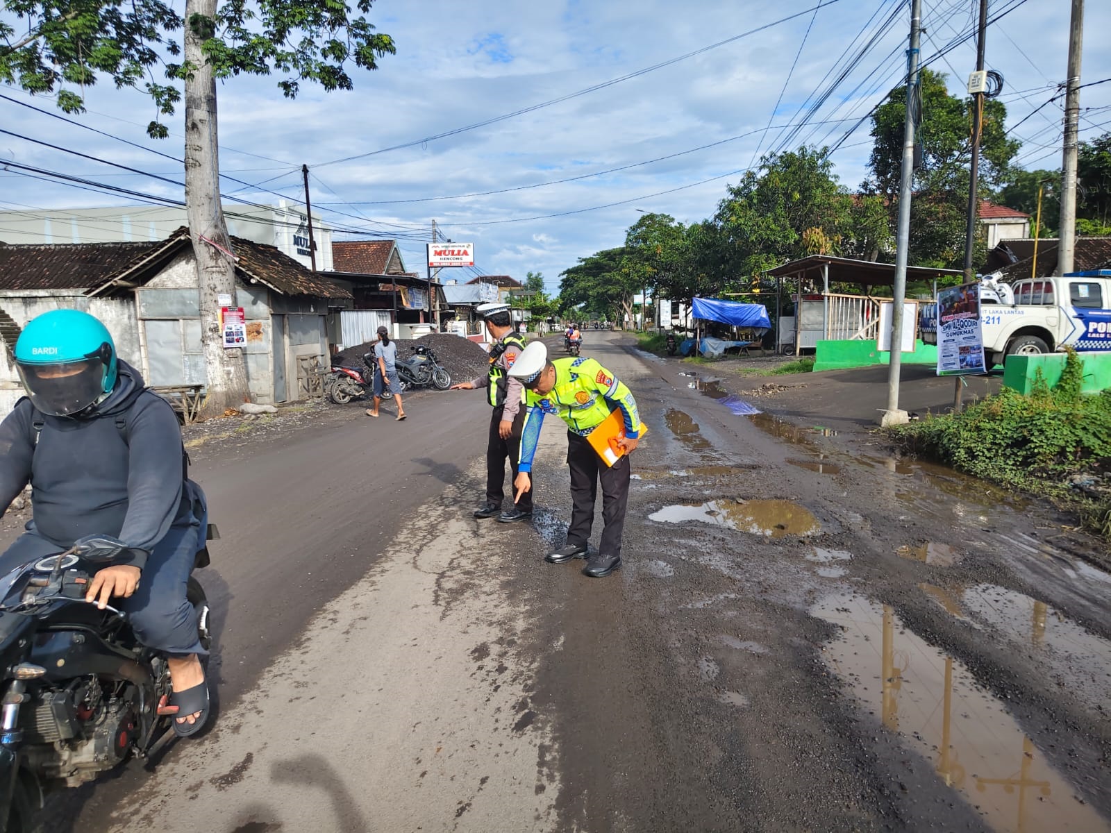 LAKA MAUT: Petugas Satlantas Polres Jember melakukan olah TKP kecelakaan sepeda motor dengan tronton di Jalan Raya Dusun Wunguhan I, Kencong, pada Rabu (25/2) dini hari. 