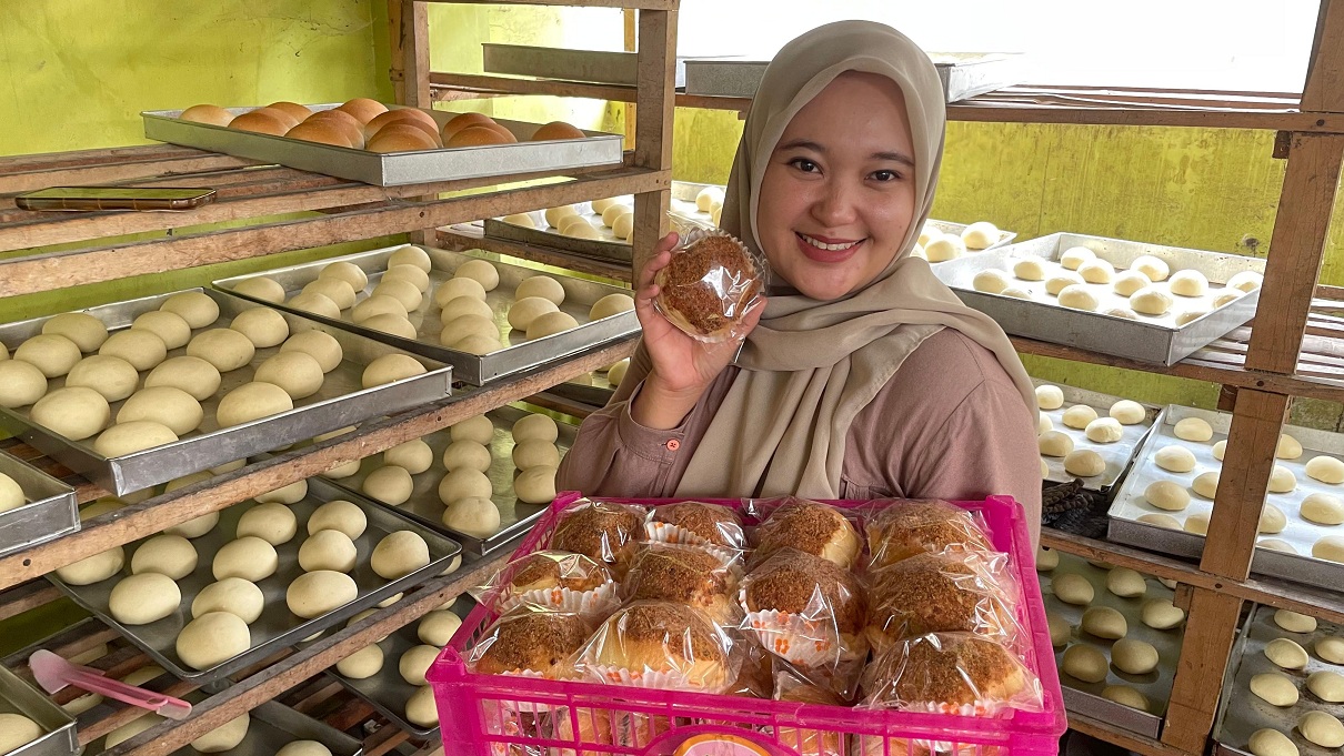 PENUHI PERMINTAAN: Pelaku UMKM, Tahsya Amalia Rahma, 30, saat menunjukkan roti abon untuk memenuhi pesanan dari sejumlah dapur MBG. 
