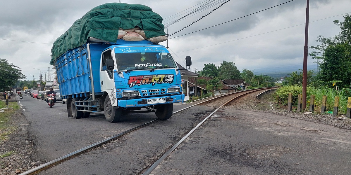 JALAN NASIONAL: Perlintasan JPL 30 di Desa Garahan, Kecamatan Silo yang pernah diperbaiki pada Juli 2025, kini kembali rusak. (JUMAI/RJ)