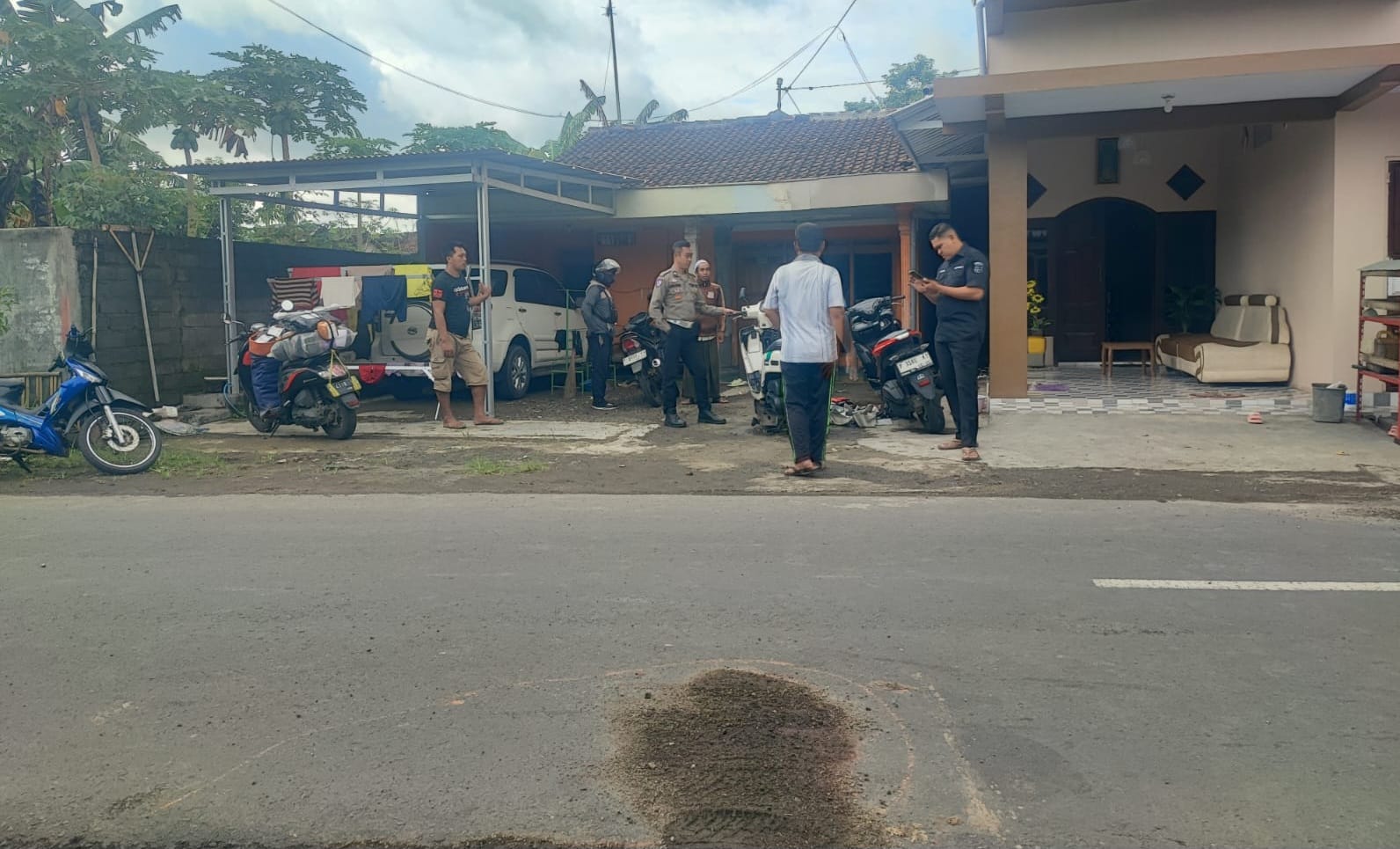 OLAH TKP: Anggota Unit Laka Satlantas Polres Jember mendatangi lokasi kecelakaan di Jalan Raya Desa Rowo Indah, Kecamatan Ajung.  