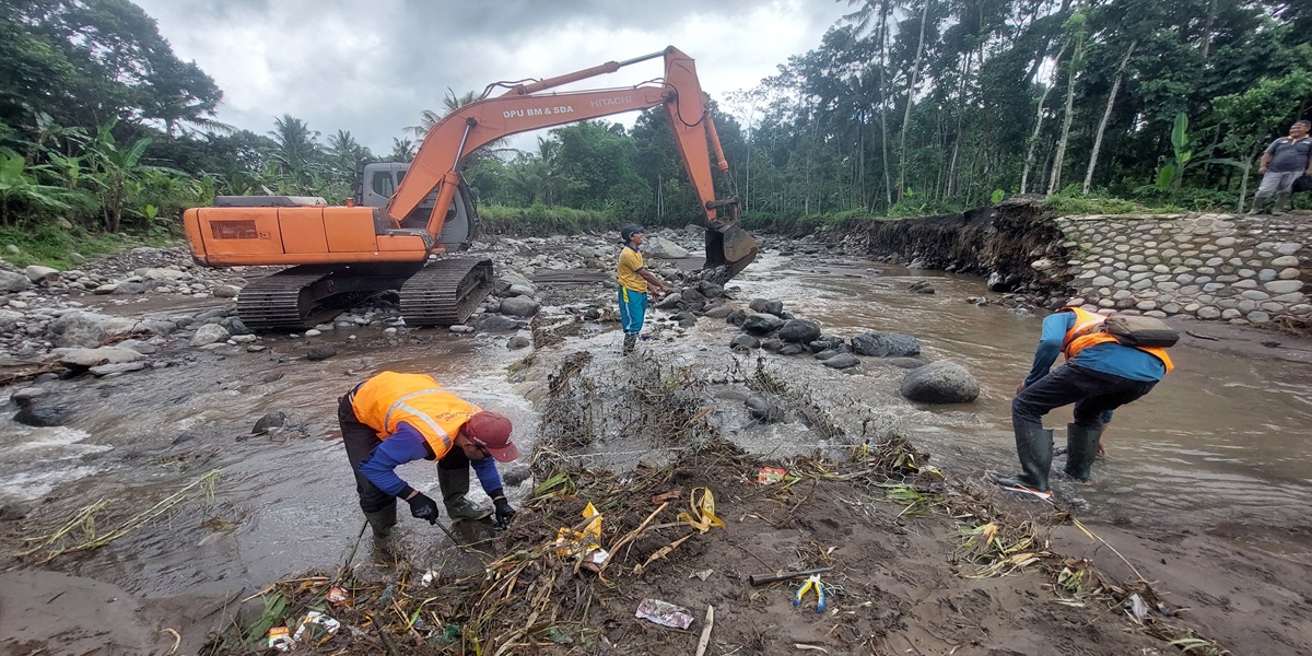 DIKEBUT: Alat berat juga diturunkan untuk memasang puluhan bronjong di Dam Klatakan, Desa Pakis, Kecamatan Panti.(JUMAI/RJ)