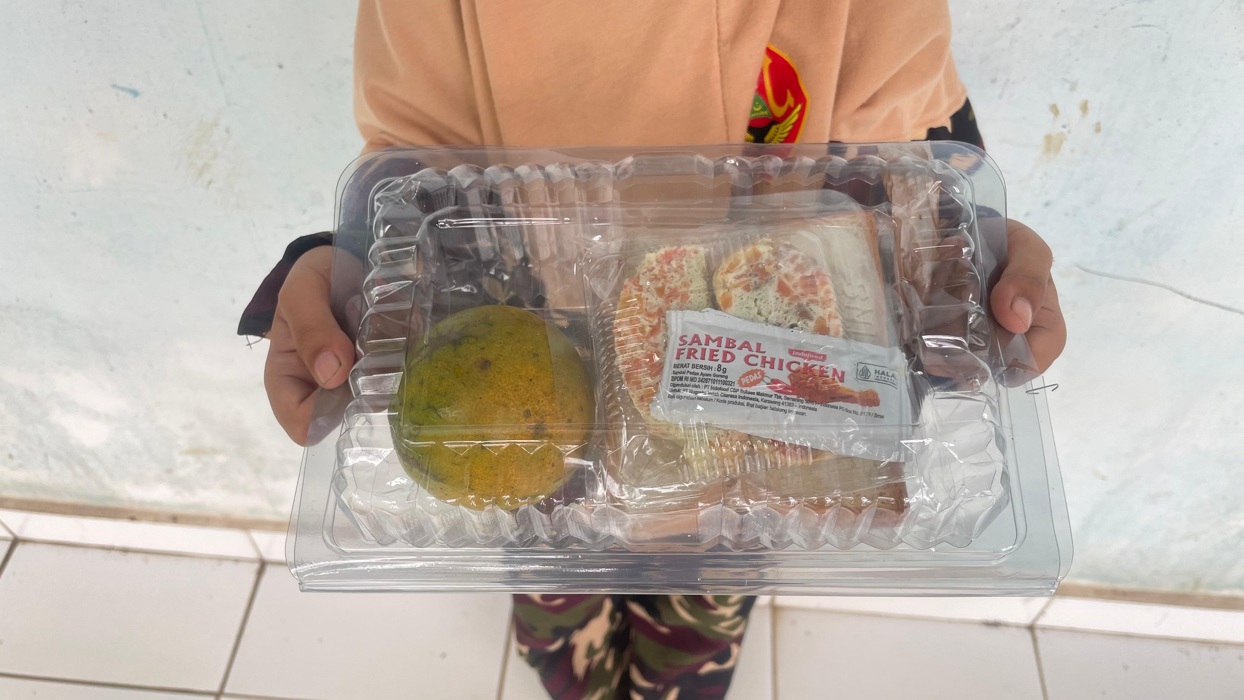 KERINGAN: Siswa di Lumajang mulai terima menu keringan MBG selama Ramadan.(ADE APRYANIS/RAME) 