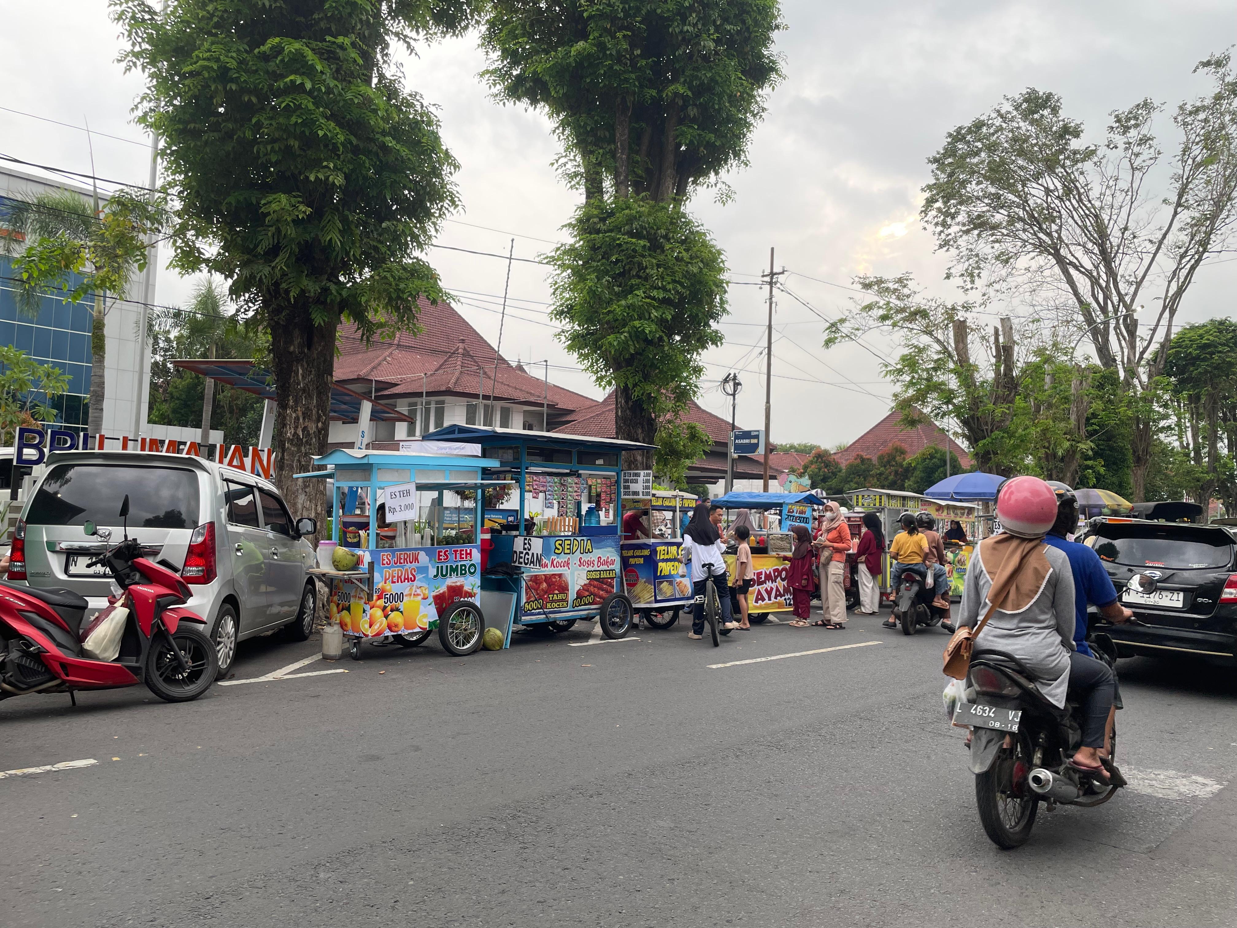 ANTUSIAS: Kondisi Alun-alun Lumajang tetap ramai diserbu pembeli takjil.(ADE APRYANIS/RAME)