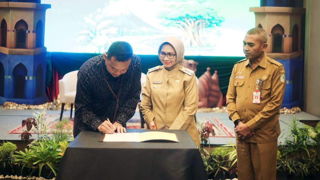 BAHAS: Bupati Lumajang Indah Amperawati saat membahas pengendalian inflasi, kemarin.(ATIEQSON MAR IQBAL/RAME) 