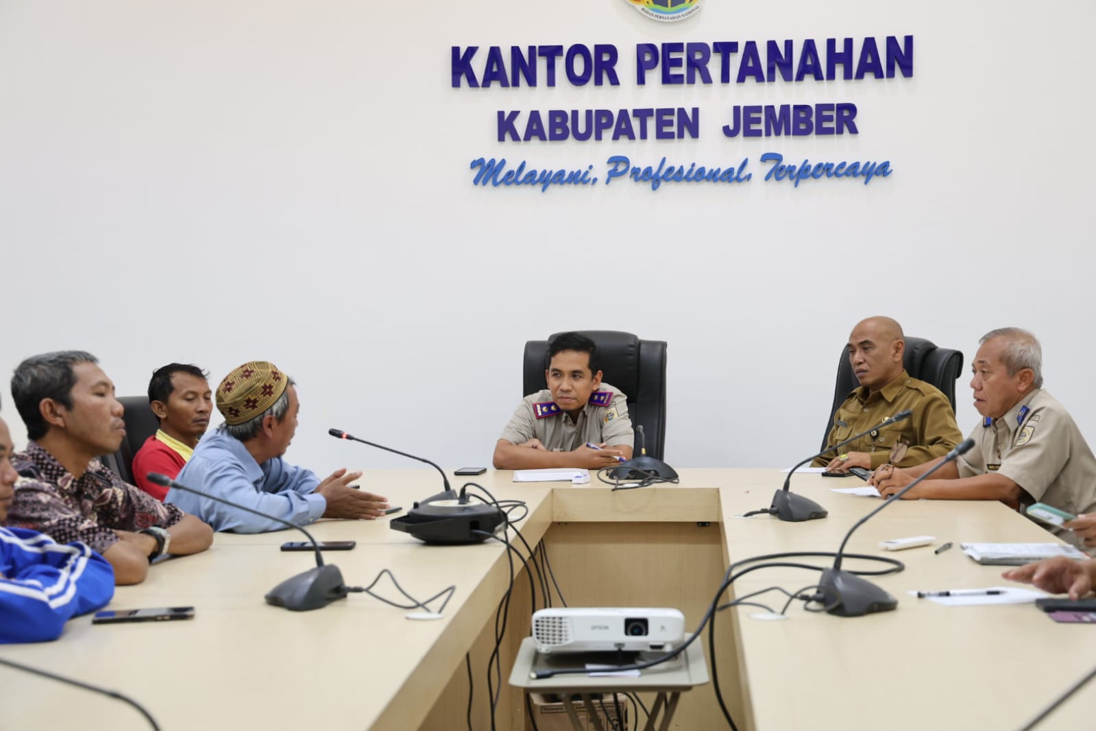 BELUM NEMU SOLUSI: Audiensi antara warga perumahan VITB, Satgas, dan BPN, di Kantor BPN Jember, (24/2). Pertemuan itu membahas kelanjutan nasib rumah warga yang langganan diterjang banjir.