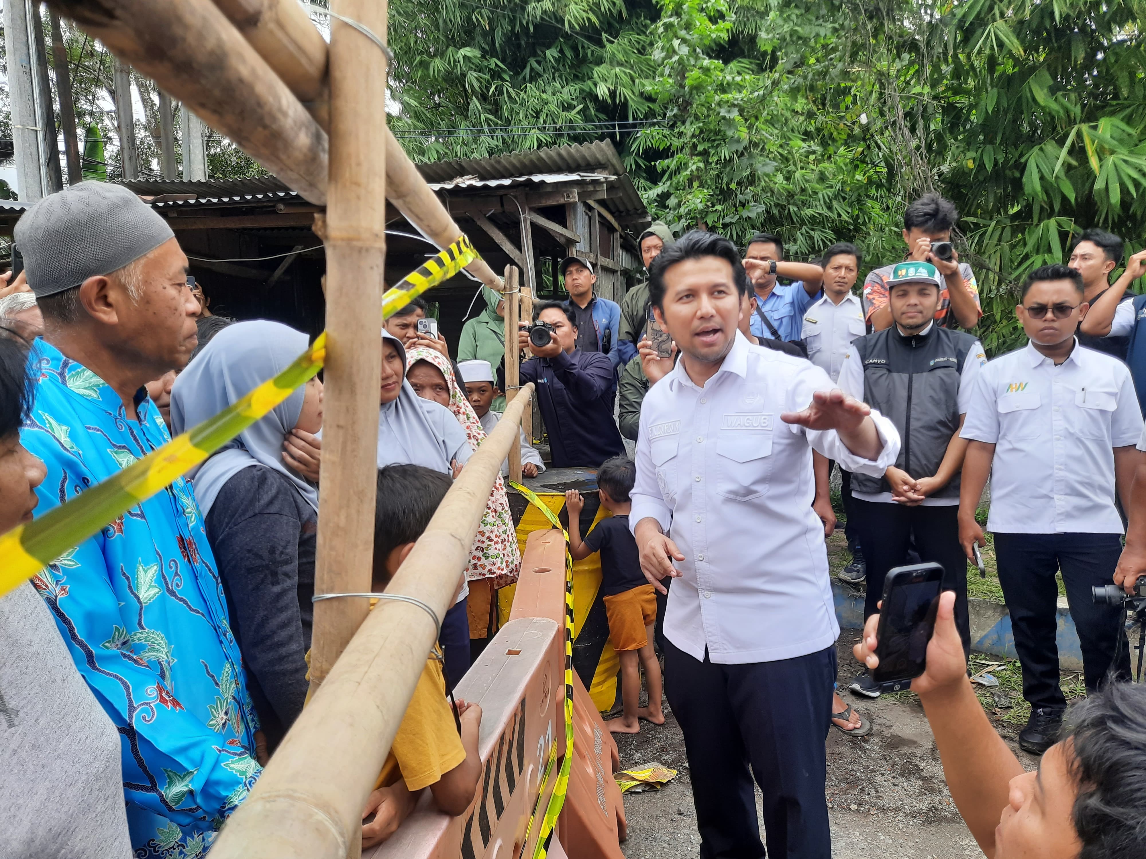 AKHIRNYA DATANG: Wagub Jatim Emil Dardak saat berdiskusi dengan warga sekitar jembatan ambruk, kemarin (25/2). (FAQIH/RJ)