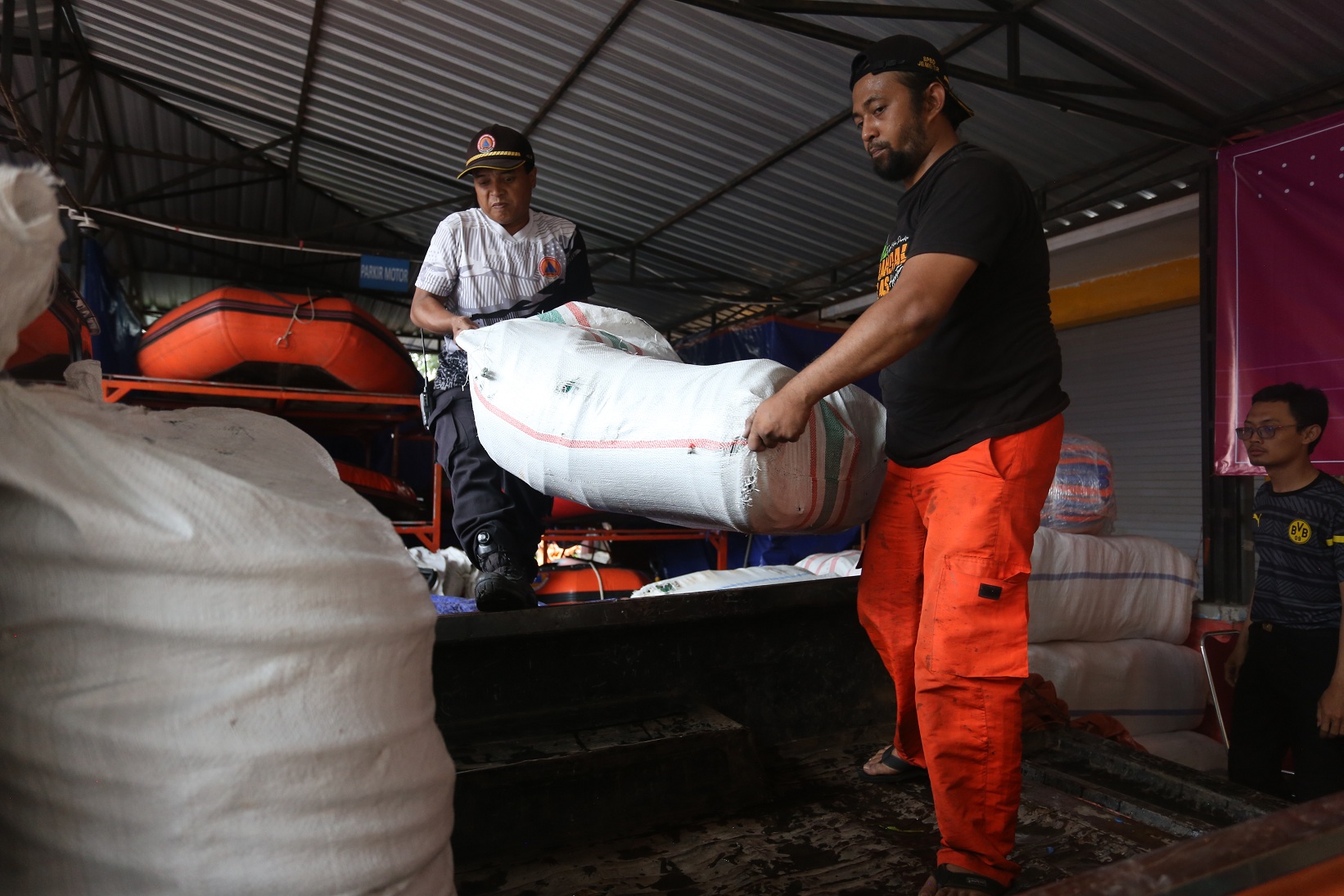 BANTUAN DATANG: Pegawai BPBD Jember mengangkut sejumlah bantuan logistik kebencanaan. 