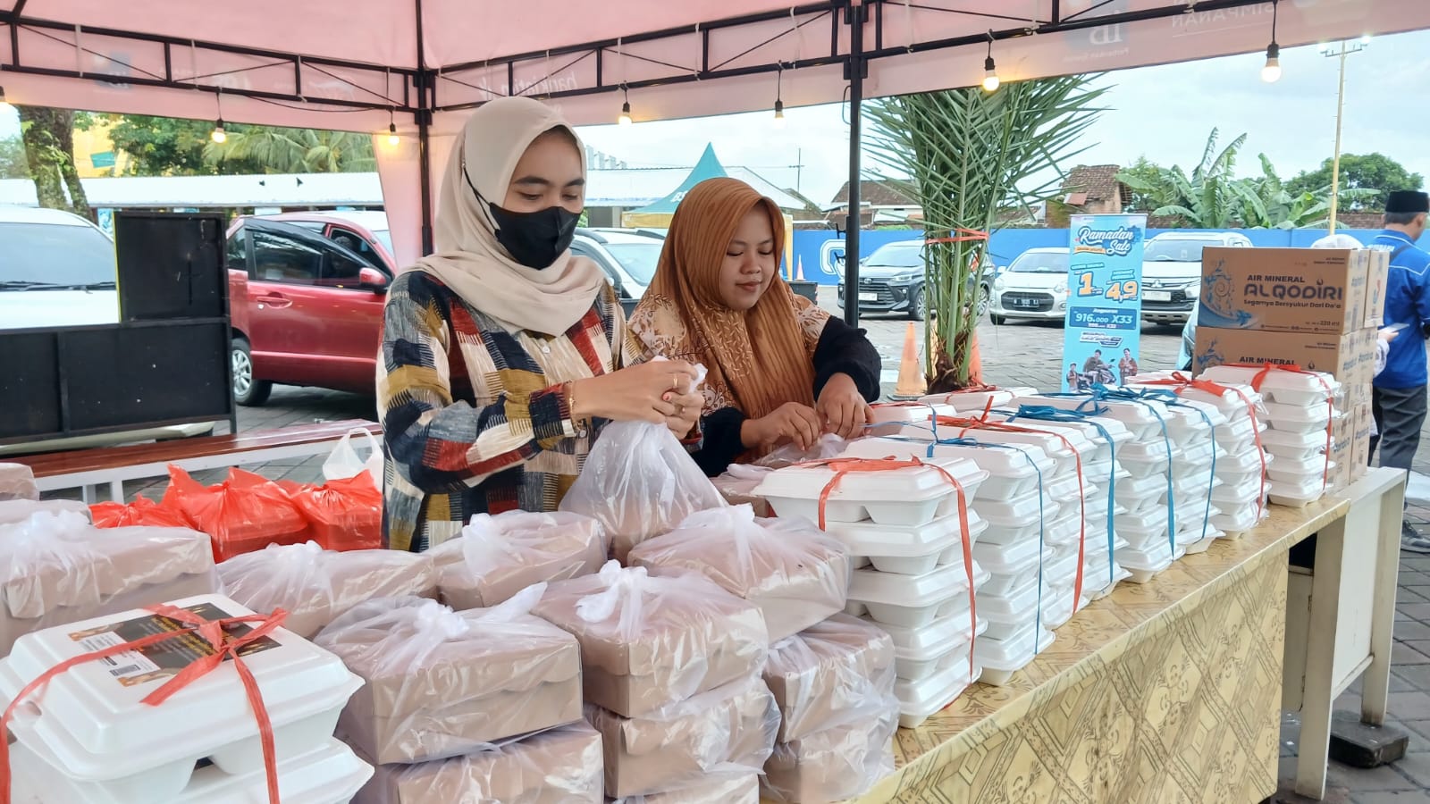 INDAHNYA PUASA: Para anak muda turut dilibatkan untuk membantu mengatur makanan dan takjil berbuka gratis.&nbsp;