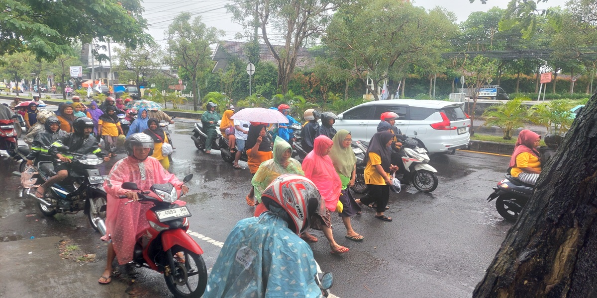 USAI KERJA: Pengendara motor memilih melawan arus di Jalan Hayam Wuruk, selepas pulang kerja.  