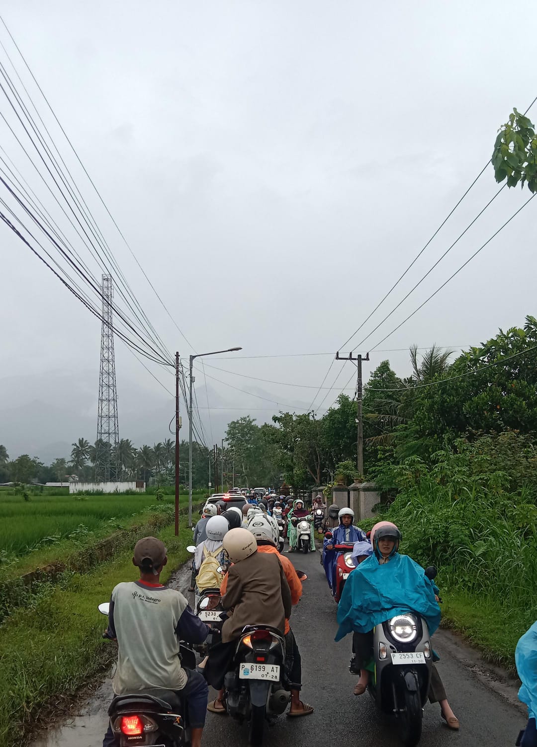 MACET: Sudah bisa ditebak ketika pagi hari jam berangkat sekolah dan kerja serta jam sore ketika pulang kantor dan sekolah, jalan alternatif sekitar kembang bisa dipastikan macet. (WARGANET)