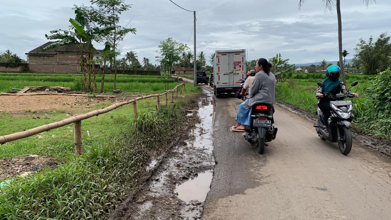 MULAI RUSAK: Kondisi ruas jalan alternatif yang banyak dikeluhkan warga. Mulai dari sempit dan berlubang di banyak titik.