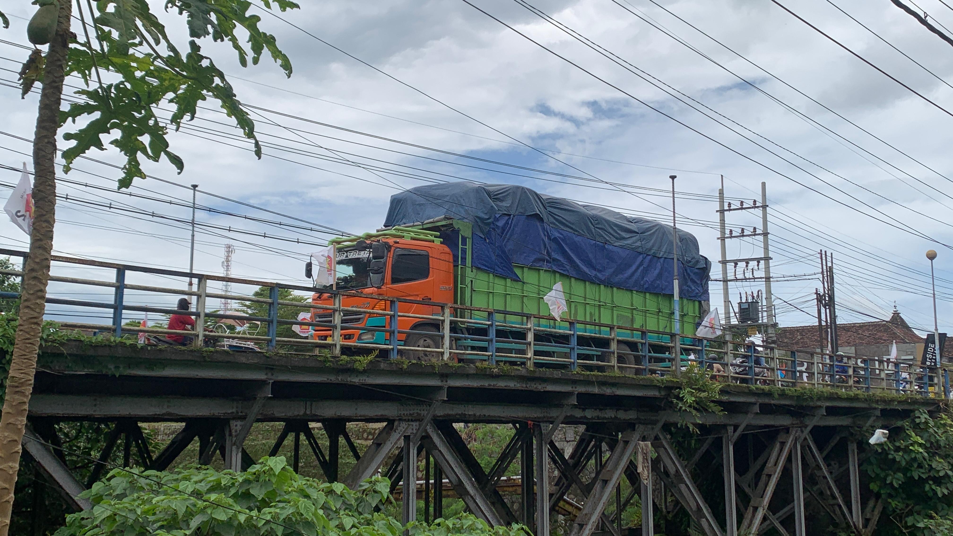 TONASE BERAT: Jembatan Koncer pun kini cukup sering dilintasi truk-truk dengan muatan berat. Sebagai jalur alterantif Bondowoso-Jember.