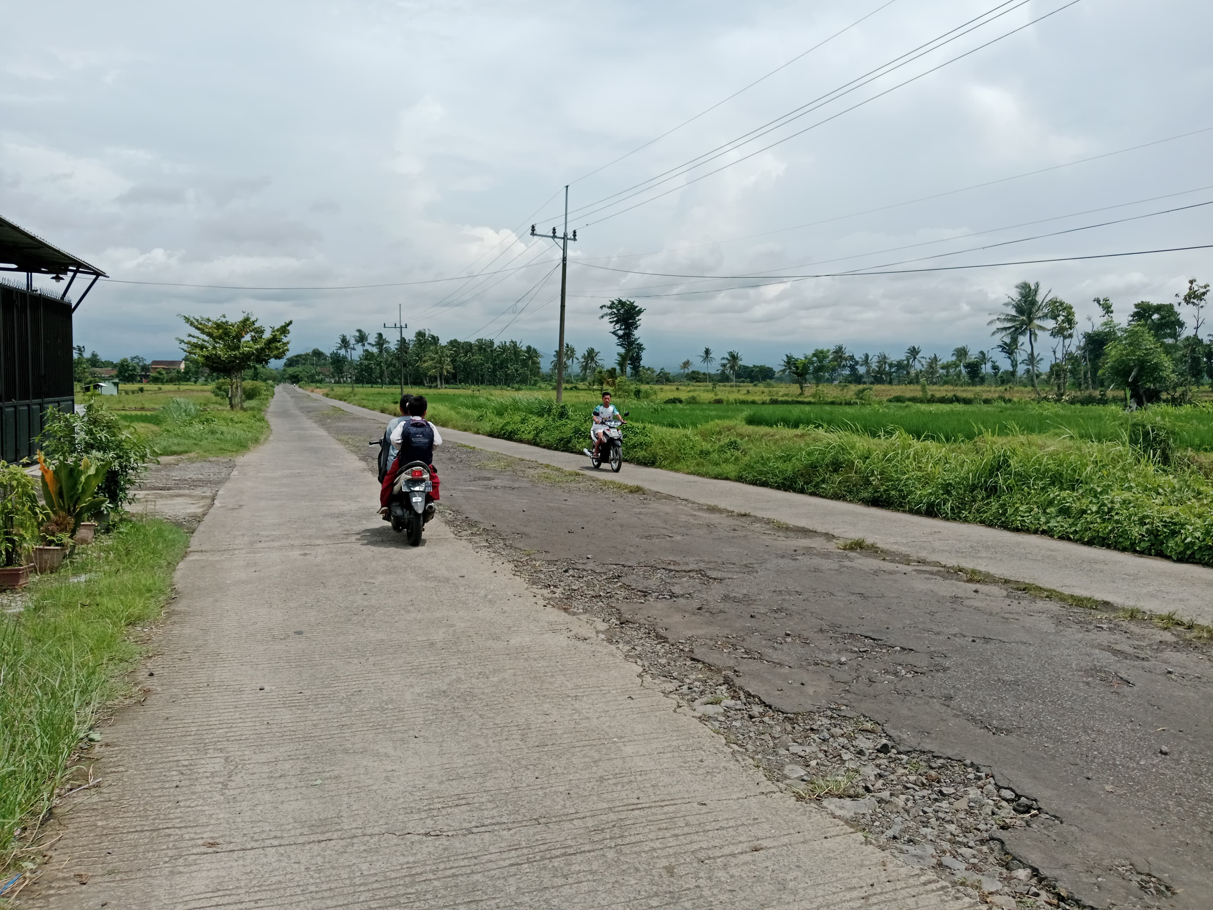 SEANDAINYA SELESAI: Kondisi jalan lingkar yang masih mangkrak tanpa kejelasan. Seandainya jalan tersebut sudah bisa difungsikan, bisa dipastikan menjadi jalan alternatif utama.