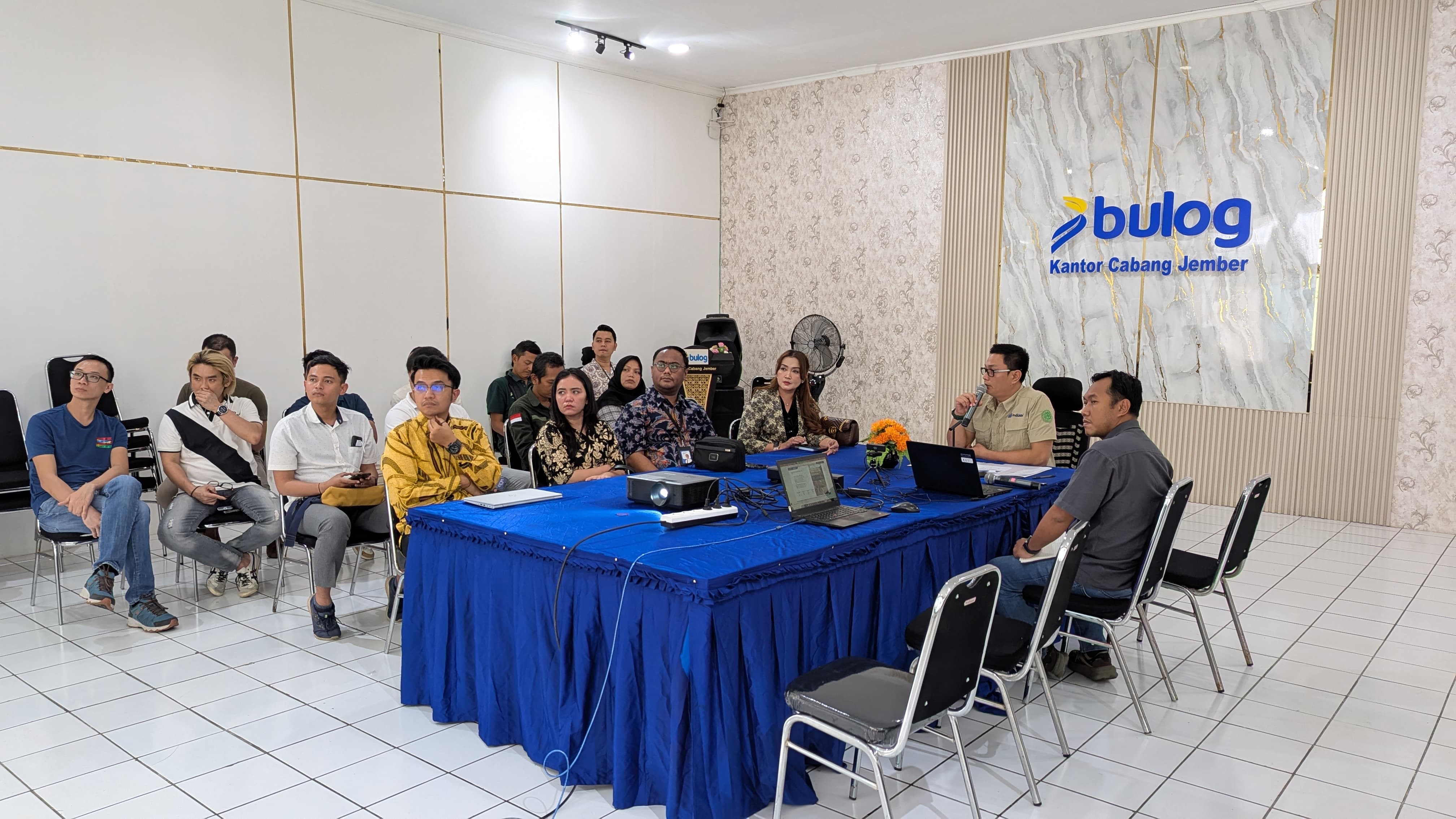 SATUKAN VISI: Pertemuan Bulog Jember dengan 15 mitra makloon di Kantor Bulog, Rabu (25/2). Ini untuk mempersiapkan panen raya padi Maret hingga Mei mendatang. 