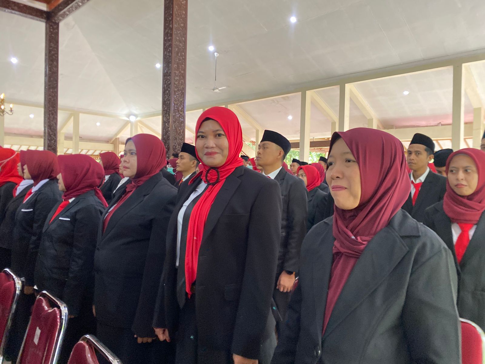 BANGGA: Retno Ika Damayanti (tengah) salah satu ASN Bondowoso yang diangkat dalam jabatan fungsional.
