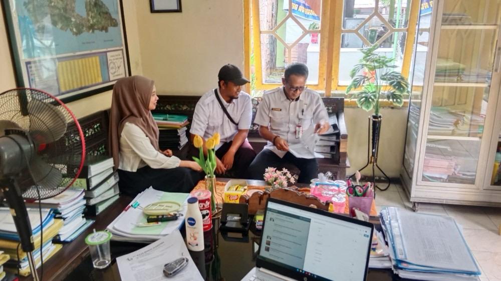 KUNJUNGI: BPRD Lumajang terus pantau validasi data di tingkat desa, kemarin.(ADE APRYANIS/RAME) 
