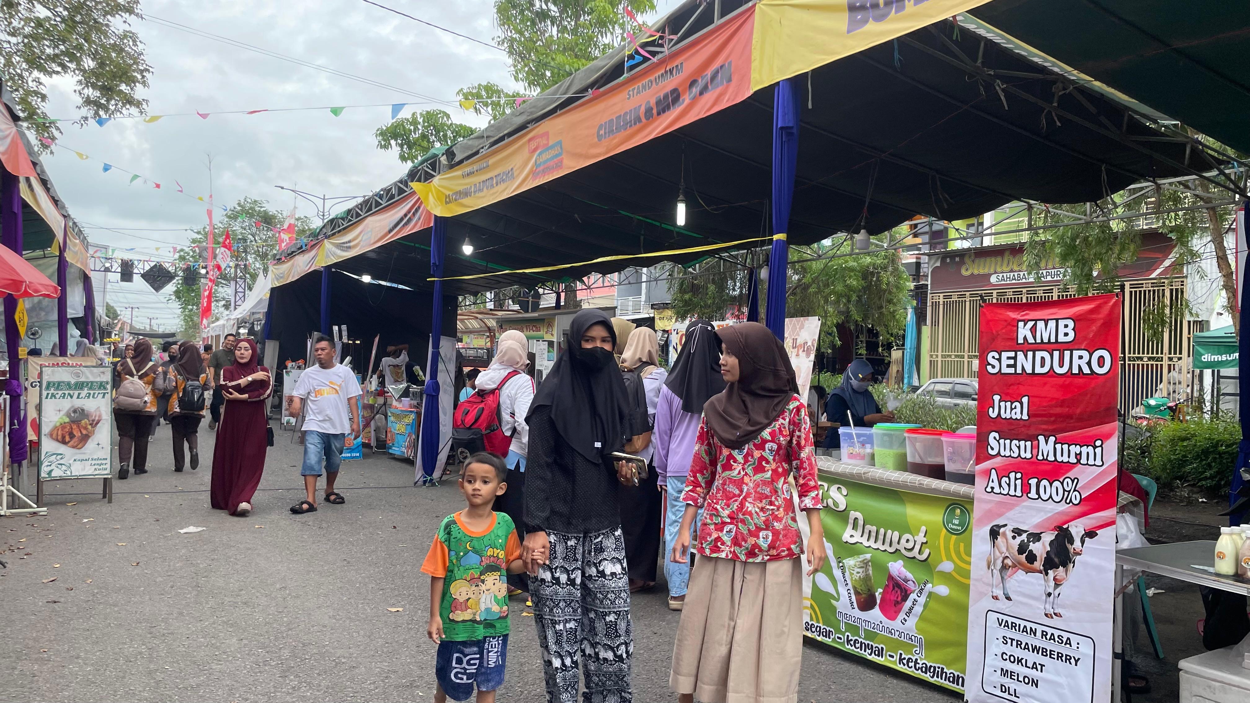RAMAI: Spot ngabuburit baru di Lumajang diserbu pengunjung. Puluhan lapak UMKM di Lumajang.(ADE APRYANIS/RAME)