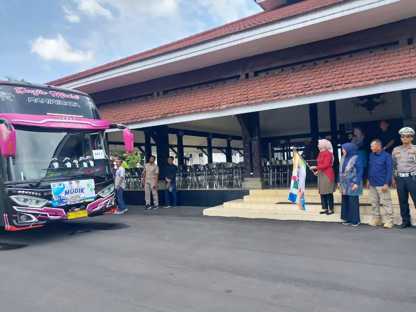 SIAPKAN: Dokumentasi penyediaan fasilitas angkutan mudik gratis yang disediakan Pemkab Lumajang.(KOMINFO FOR RAME) 