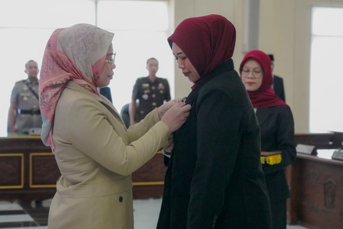 DILANTIK: Sofiana Yunita saat menjalani proses pelantikan anggota DPRD Lumajang hasil pergantian antar waktu (PAW), kemarin.(ATIEQSON MAR IQBAL/RAME)
