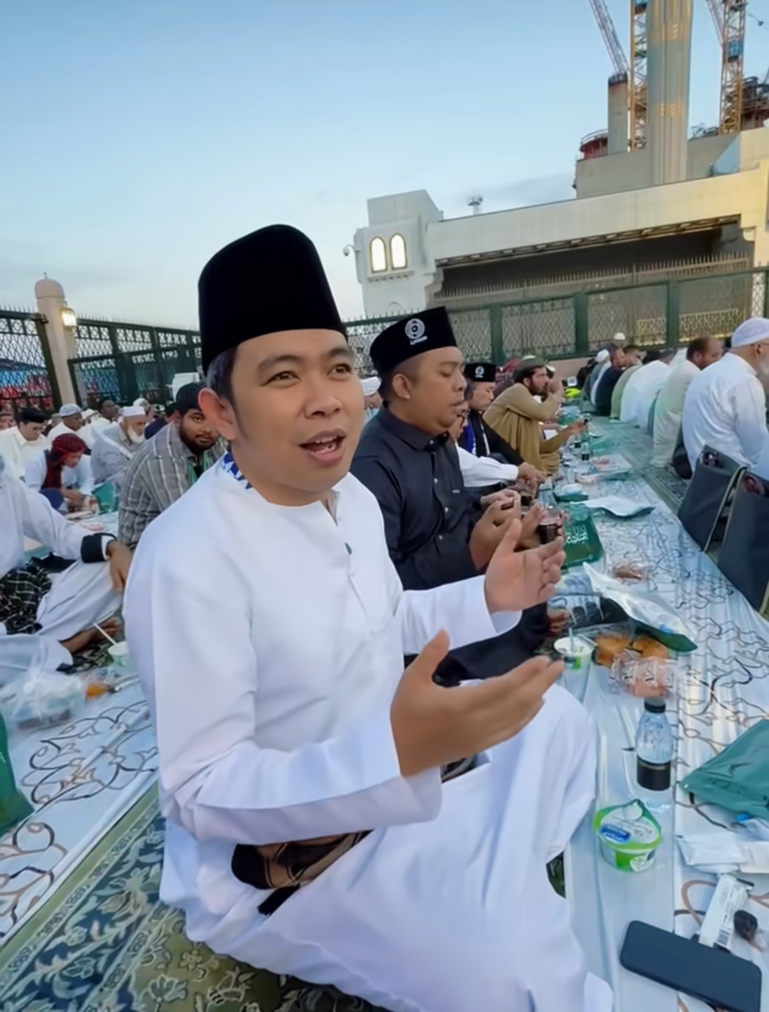 BERI KETERANGAN: Bupati Jember Muhammad Fawait di sela-sela menjalankan ibadah Umrah bersama rombongan/jamaah lainnya, di tanah suci.&nbsp;